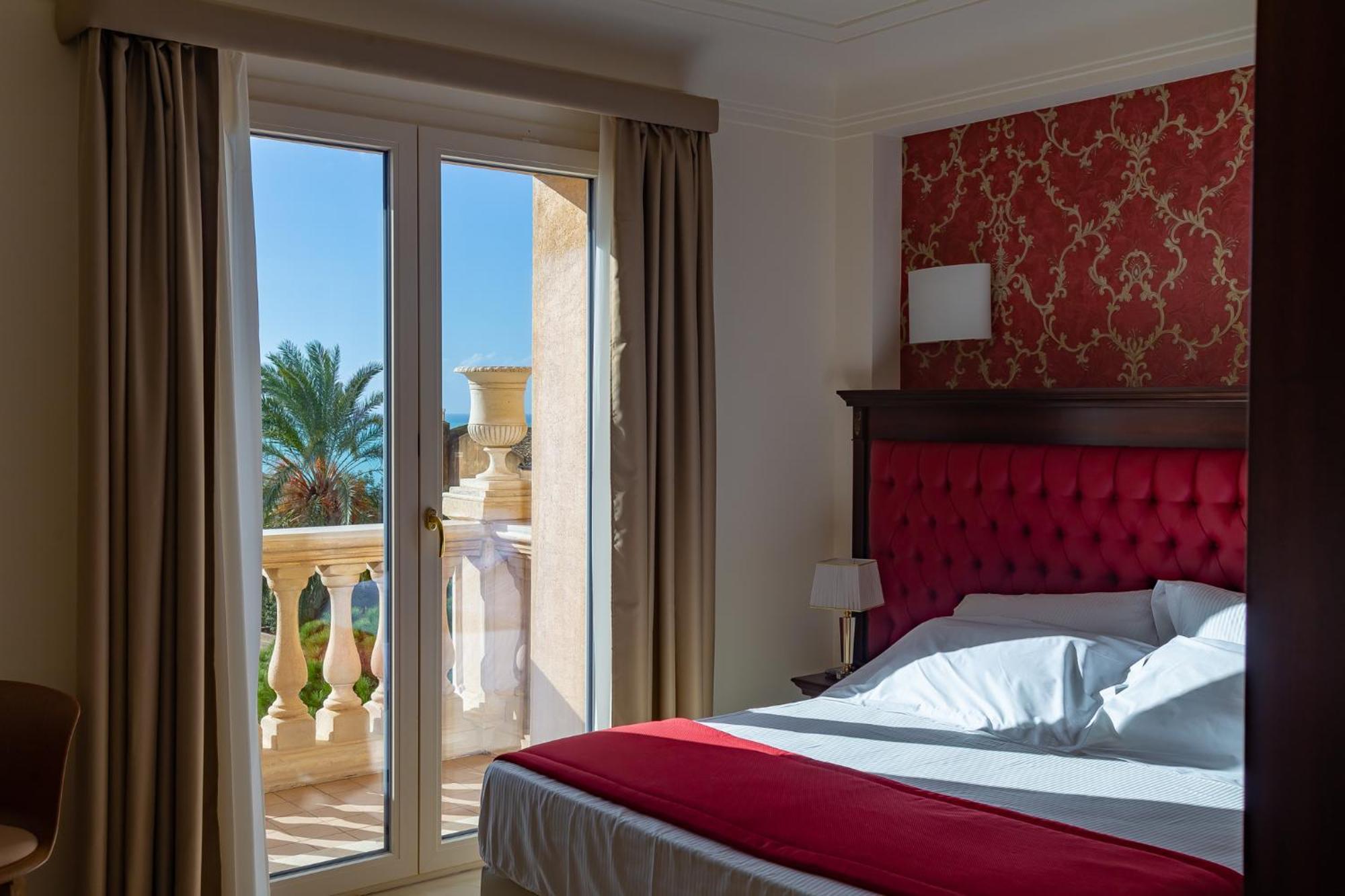 Hotel La Paloma Blanca 4*